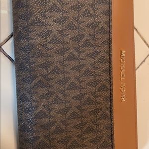 Wallet it is brown